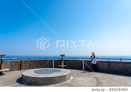 高知県土佐清水市 足摺岬展望台から太平洋を眺めるお遍路さん 高知県土佐清水市 足摺岬展望台から太平洋を眺めるお遍路さん 89926469