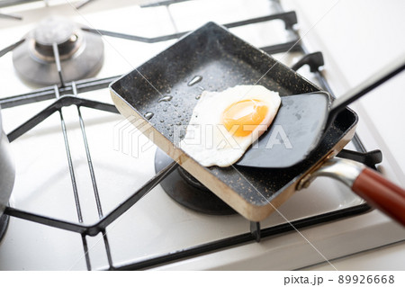 目玉焼きの調理シーン 目玉焼きの調理シーン 89926668
