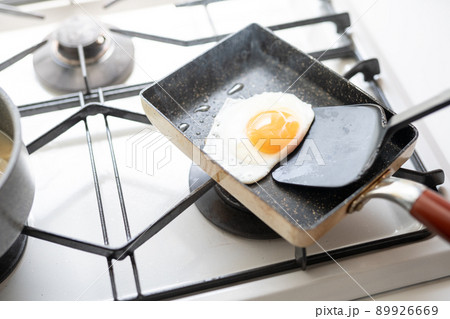 目玉焼きの調理シーン 目玉焼きの調理シーン 89926669