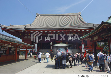 浅草寺の本堂前の常香炉の煙に一度は身を包んで参拝へ、帰りはおみくじと食べ歩き 浅草寺の本堂前の常香炉の煙に一度は身を包んで参拝へ、帰りはおみくじと食べ歩き 89926681