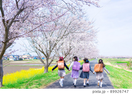 マスクをして小学校に登校する女の子たち マスクをして小学校に登校する女の子たち 89926747