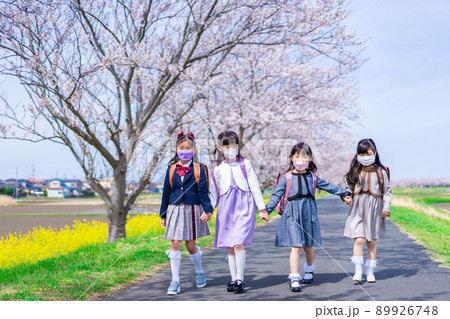 マスクをして小学校に登校する女の子たち マスクをして小学校に登校する女の子たち 89926748