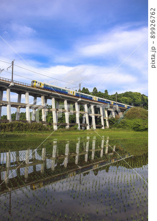 水田に写る水鏡の外房線 89926762