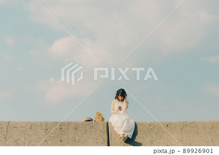 ワンピース姿の女性と綺麗な夏の空 89926901