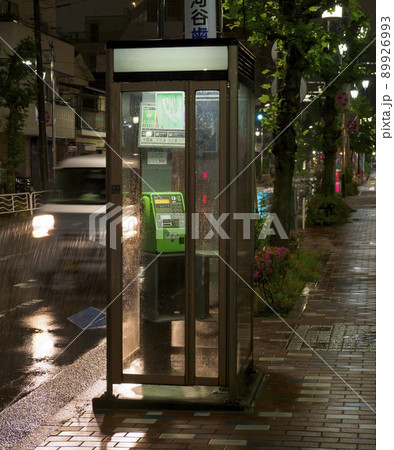 雨の夜の電話ボックスと水滴 雨の夜の電話ボックスと水滴 89926993
