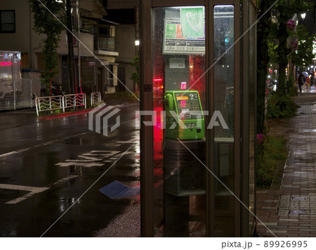 雨の夜の電話ボックスと水滴 雨の夜の電話ボックスと水滴 89926995