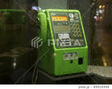 雨の夜の電話ボックスと水滴 雨の夜の電話ボックスと水滴 89926998