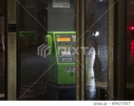 雨の夜の電話ボックスと水滴 雨の夜の電話ボックスと水滴 89927007