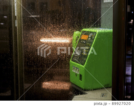 雨の夜の電話ボックスと水滴 雨の夜の電話ボックスと水滴 89927020