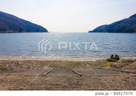 琵琶湖北端の塩津浜緑地公園（滋賀県長浜市） 89927079