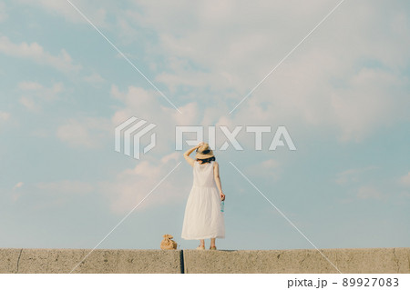 ワンピース姿の女性と綺麗な夏の空 ワンピース姿の女性と綺麗な夏の空 89927083