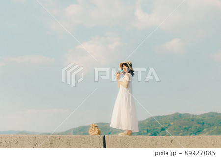 ワンピース姿の女性と綺麗な夏の空 ワンピース姿の女性と綺麗な夏の空 89927085