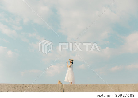 ワンピース姿の女性と綺麗な夏の空 ワンピース姿の女性と綺麗な夏の空 89927088