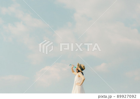 ワンピース姿の女性と綺麗な夏の空 ワンピース姿の女性と綺麗な夏の空 89927092
