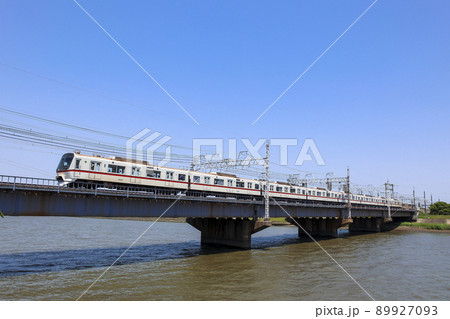 青い空の下、鉄橋を渡る都営浅草線5300形 89927093