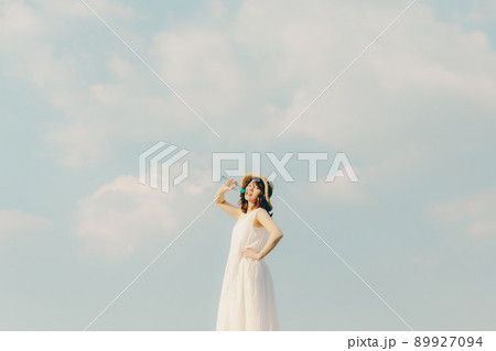 ワンピース姿の女性と綺麗な夏の空 ワンピース姿の女性と綺麗な夏の空 89927094