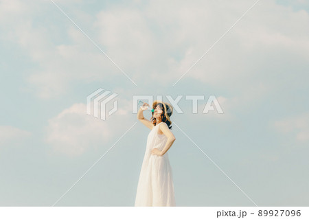 ワンピース姿の女性と綺麗な夏の空 ワンピース姿の女性と綺麗な夏の空 89927096