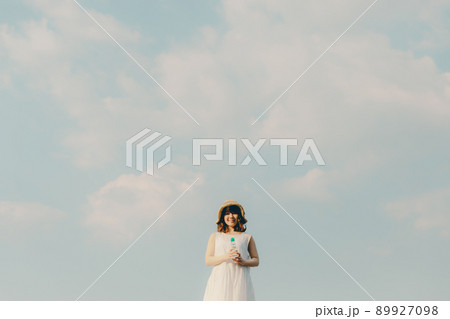 ワンピース姿の女性と綺麗な夏の空 ワンピース姿の女性と綺麗な夏の空 89927098