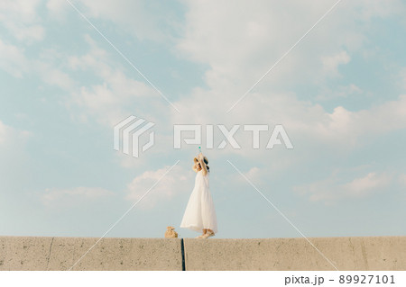 ワンピース姿の女性と綺麗な夏の空 ワンピース姿の女性と綺麗な夏の空 89927101
