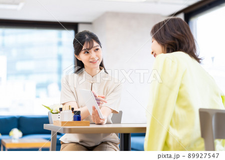 受付をスルサロンの若い女性 89927547