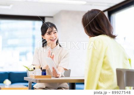 受付をスルサロンの若い女性 受付をスルサロンの若い女性 89927548