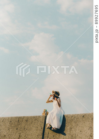 ワンピース姿の女性と綺麗な夏の空 ワンピース姿の女性と綺麗な夏の空 89927695