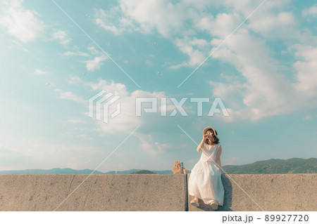 ワンピース姿の女性と綺麗な夏の空 ワンピース姿の女性と綺麗な夏の空 89927720