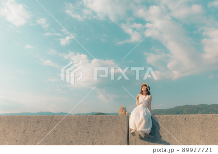 ワンピース姿の女性と綺麗な夏の空 89927721