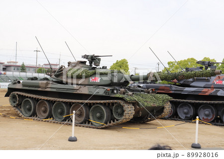 千僧駐屯地で展示される通常迷彩と多用途迷彩の74式戦車 89928016