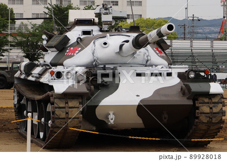 千僧駐屯地で展示される冬季迷彩の74式戦車 89928018