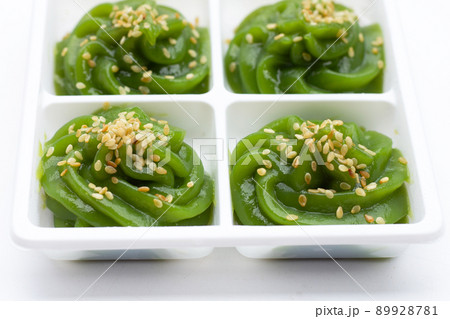 Sweet pandan pudding with white sesame seeds 89928781