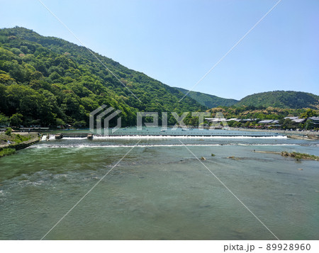 京都の観光名所の嵐山の渡月橋から見える景色 京都の観光名所の嵐山の渡月橋から見える景色 89928960