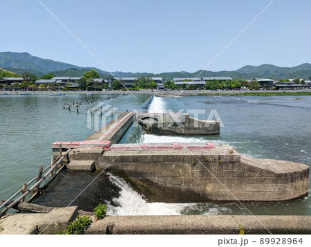 京都の観光名所の嵐山を流れる桂川の一ノ井堰 89928964
