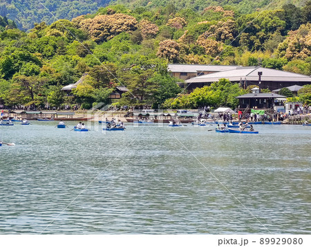 京都の観光名所の嵐山のボート遊びをしている人々 京都の観光名所の嵐山のボート遊びをしている人々 89929080