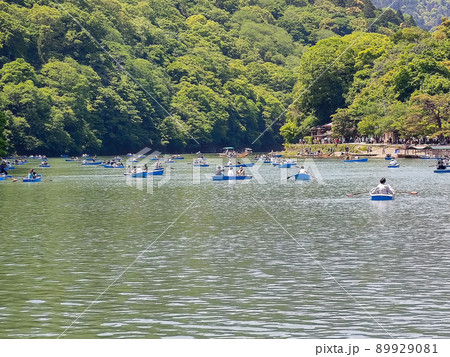 京都の観光名所の嵐山のボート遊びをしている人々 京都の観光名所の嵐山のボート遊びをしている人々 89929081