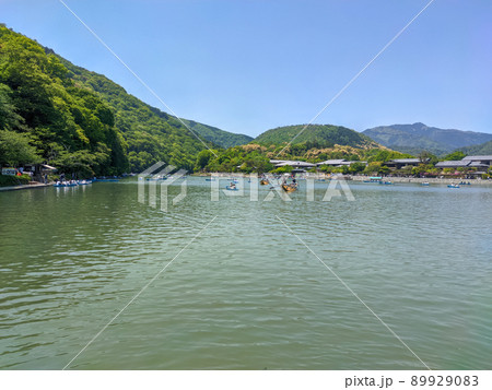 京都の観光名所の嵐山のボート遊びをしている人々 京都の観光名所の嵐山のボート遊びをしている人々 89929083