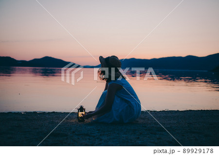 ワンピース姿の女性のシルエットと綺麗な夏の美しい夕焼け ワンピース姿の女性のシルエットと綺麗な夏の美しい夕焼け 89929178