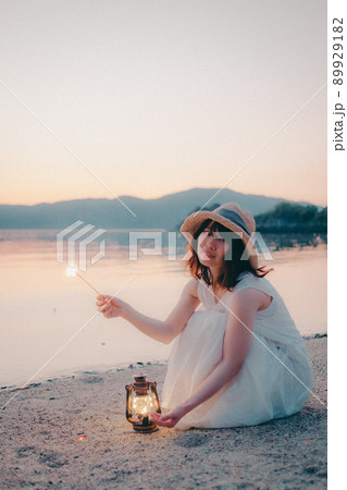 ワンピース姿の女性の綺麗な夏の美しい夕焼け タイトル変更 89929182