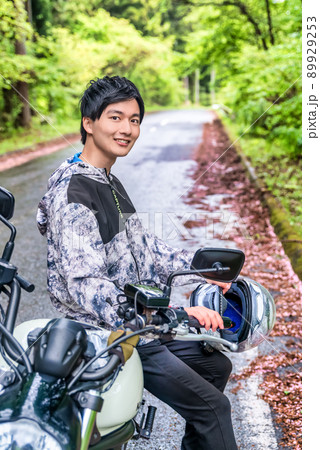 雨の日ツーリングのバイク男子 89929253