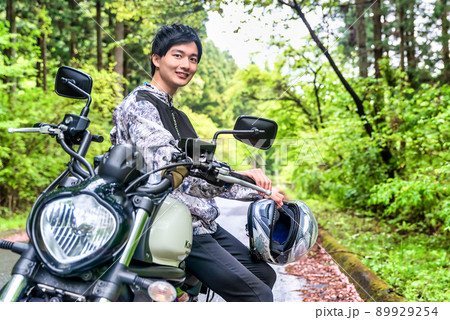 雨の日ツーリングのバイク男子 雨の日ツーリングのバイク男子 89929254