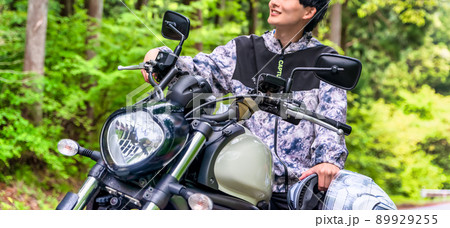 雨の日ツーリングのバイク男子のイメージカット 雨の日ツーリングのバイク男子のイメージカット 89929255