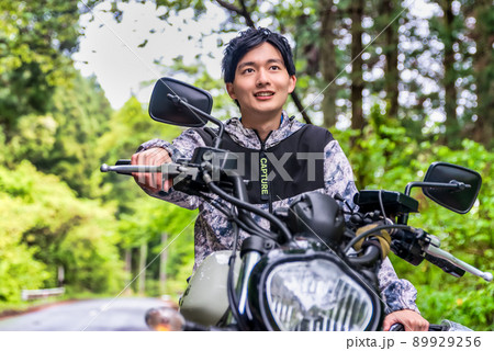 雨の日ツーリングのバイク男子 89929256
