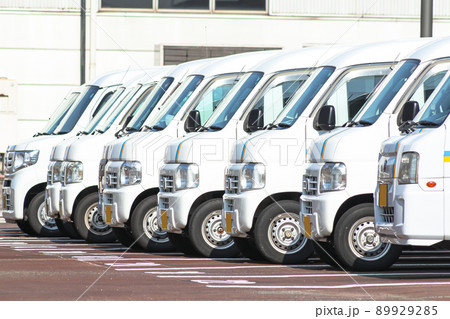 ガス会社に整列させた軽ワゴン車 89929285