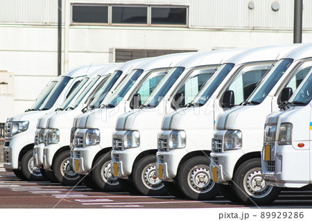 ガス会社に整列させた軽ワゴン車 89929286