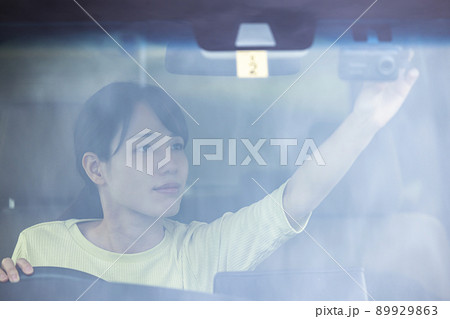 ドライブレコーダーを操作する女性 89929863