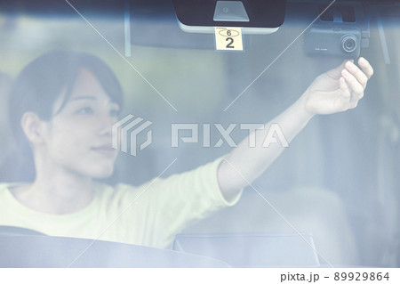 ドライブレコーダーを操作する女性 ドライブレコーダーを操作する女性 89929864