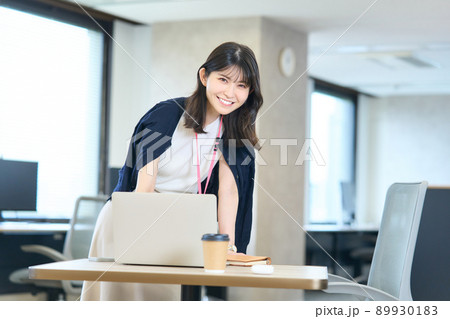 ビジネスパーソン　テレワーク　オンライン会議　ビデオ会議　テレビ会議　ウェブ会議 89930183