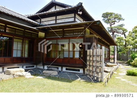 大磯町　明治記念大磯邸園散策路と邸宅と庭園の新緑 89930571