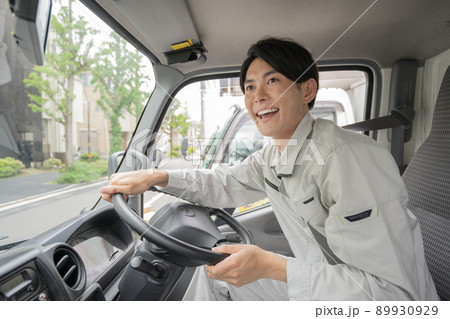 若いトラックの運転手 89930929