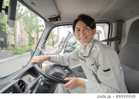 若いトラックの運転手 89930930